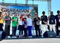 Wabub Sidoarjo, Mimik Idayana, saat foto bersama jajaran panitia gebyar HUT RI ke 81 Desa Grabagan, Kecamatan Tulangan.