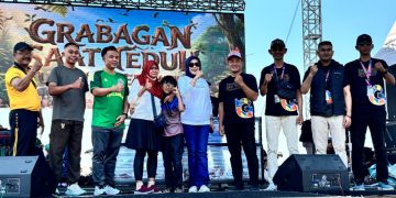Wabub Sidoarjo, Mimik Idayana, saat foto bersama jajaran panitia gebyar HUT RI ke 81 Desa Grabagan, Kecamatan Tulangan.