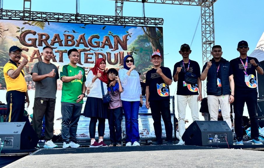 Wabub Sidoarjo, Mimik Idayana, saat foto bersama jajaran panitia gebyar HUT RI ke 81 Desa Grabagan, Kecamatan Tulangan.