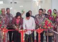 Wabub Sidoarjo, Hajah Mimik Idayana, dan Direktur RSUD Sidoarjo Barat, dr Abdillah Segaf Al Hadad, saat mengunting pita peresmian Gedung Pelayanan Instalasi Dialisis.