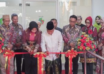 Wabub Sidoarjo, Hajah Mimik Idayana, dan Direktur RSUD Sidoarjo Barat, dr Abdillah Segaf Al Hadad, saat mengunting pita peresmian Gedung Pelayanan Instalasi Dialisis.