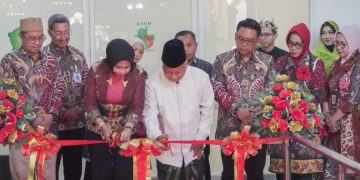 Wabub Sidoarjo, Hajah Mimik Idayana, dan Direktur RSUD Sidoarjo Barat, dr Abdillah Segaf Al Hadad, saat mengunting pita peresmian Gedung Pelayanan Instalasi Dialisis.