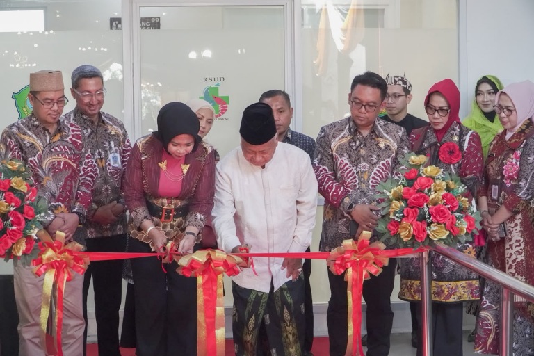 Wabub Sidoarjo, Hajah Mimik Idayana, dan Direktur RSUD Sidoarjo Barat, dr Abdillah Segaf Al Hadad, saat mengunting pita peresmian Gedung Pelayanan Instalasi Dialisis.