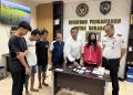 Tersangka SW, saat diamankan petugas keamanan Rutan Medaeng.