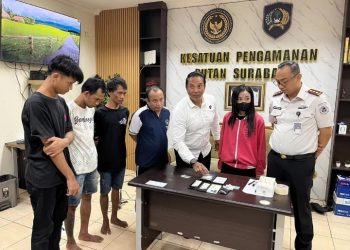 Tersangka SW, saat diamankan petugas keamanan Rutan Medaeng.