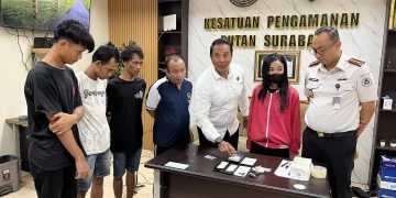 Tersangka SW, saat diamankan petugas keamanan Rutan Medaeng.