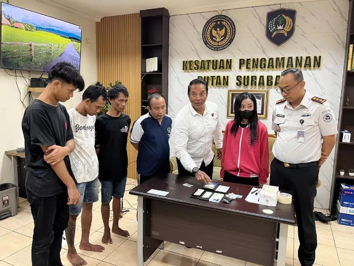 Tersangka SW, saat diamankan petugas keamanan Rutan Medaeng.
