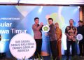 Bupati Sidoarjo Haji Subandi, berjabat tangan dengan Wagub Jatim Emil Elestianto Dardak pada acara peluncuran Proyek InCircular di Hotel DoubleTree by Hilton, Surabaya.