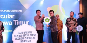 Bupati Sidoarjo Haji Subandi, berjabat tangan dengan Wagub Jatim Emil Elestianto Dardak pada acara peluncuran Proyek InCircular di Hotel DoubleTree by Hilton, Surabaya.