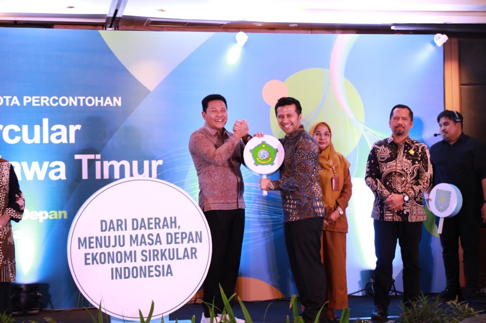 Bupati Sidoarjo Haji Subandi, berjabat tangan dengan Wagub Jatim Emil Elestianto Dardak pada acara peluncuran Proyek InCircular di Hotel DoubleTree by Hilton, Surabaya.