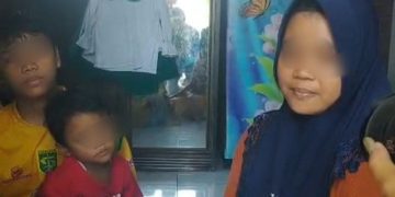 WD dan IA, saat foto bersama adik bungsunya.