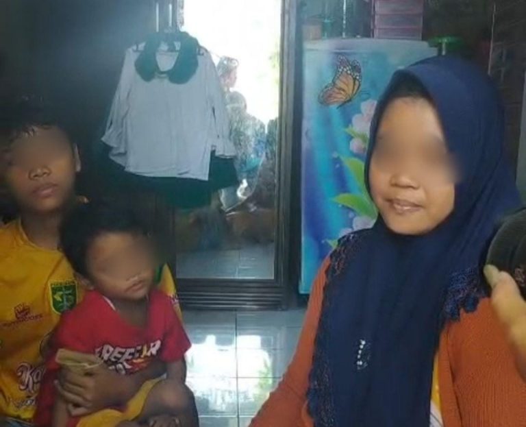 WD dan IA, saat foto bersama adik bungsunya.