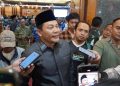 Bupati Sidoarjo H Subandi, saat memberi paparan kepada wartawan.