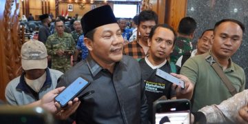 Bupati Sidoarjo H Subandi, saat memberi paparan kepada wartawan.