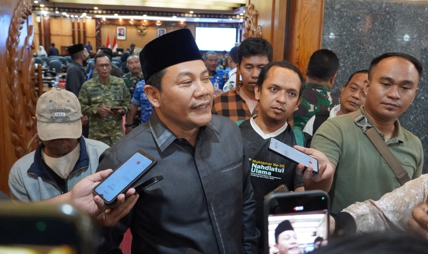 Bupati Sidoarjo H Subandi, saat memberi paparan kepada wartawan.