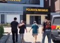 Tersangka MT (42) dan JR (59) saat digelendang petugas Satuan PPA dan PPO Polresta Sidoarjo untuk diamankan