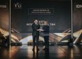 Chief of Corporate Affairs Astra Boy Kelana Soebroto menerima penghargaan Fortune Indonesia 100 2026 mewakili PT Astra International Tbk dalam Fortune Indonesia 100 Gala di Jakarta (17/9). Astra menempati peringkat ke-4 dalam daftar Fortune Indonesia 100 2026.