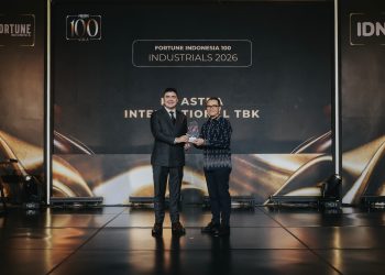 Chief of Corporate Affairs Astra Boy Kelana Soebroto menerima penghargaan Fortune Indonesia 100 2026 mewakili PT Astra International Tbk dalam Fortune Indonesia 100 Gala di Jakarta (17/9). Astra menempati peringkat ke-4 dalam daftar Fortune Indonesia 100 2026.
