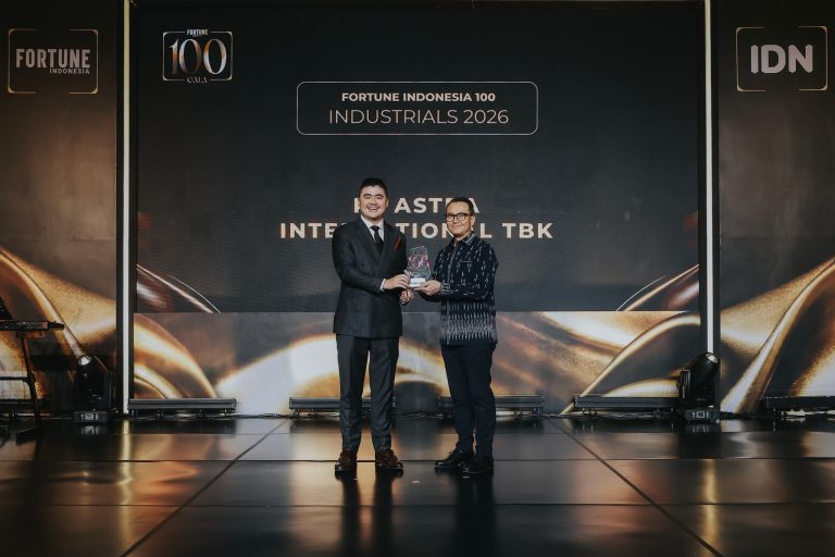 Chief of Corporate Affairs Astra Boy Kelana Soebroto menerima penghargaan Fortune Indonesia 100 2026 mewakili PT Astra International Tbk dalam Fortune Indonesia 100 Gala di Jakarta (17/9). Astra menempati peringkat ke-4 dalam daftar Fortune Indonesia 100 2026.