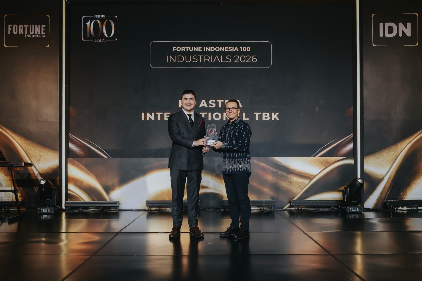 Chief of Corporate Affairs Astra Boy Kelana Soebroto menerima penghargaan Fortune Indonesia 100 2026 mewakili PT Astra International Tbk dalam Fortune Indonesia 100 Gala di Jakarta (17/9). Astra menempati peringkat ke-4 dalam daftar Fortune Indonesia 100 2026.