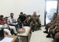 Ketua LSM GERRINDO JATIM, Haji Hertanto, saat mendampingi Musa mengonfirmasi hak kepemilikan tanah di Kantor Kelurahan Gebang.