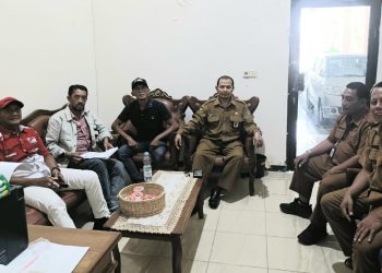 Ketua LSM GERRINDO JATIM, Haji Hertanto, saat mendampingi Musa mengonfirmasi hak kepemilikan tanah di Kantor Kelurahan Gebang.