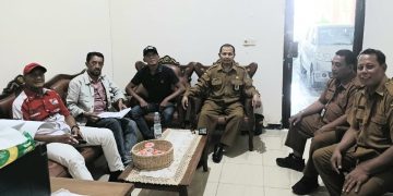 Ketua LSM GERRINDO JATIM, Haji Hertanto, saat mendampingi Musa mengonfirmasi hak kepemilikan tanah di Kantor Kelurahan Gebang.