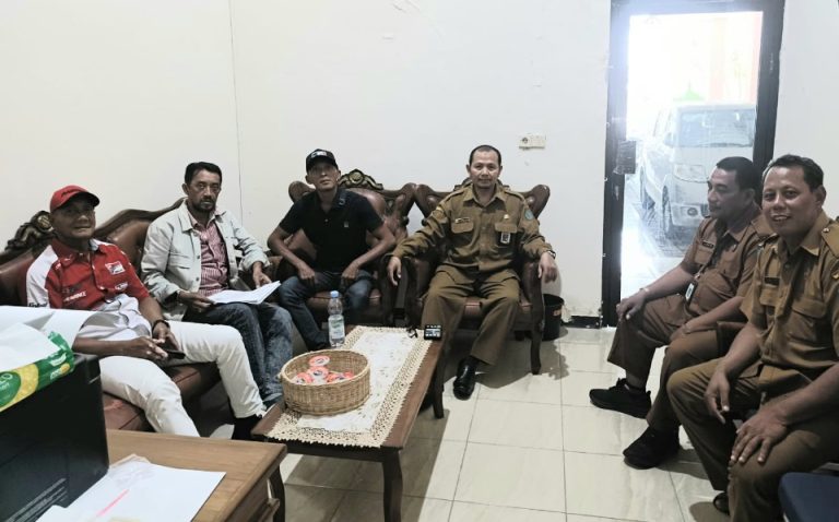 Ketua LSM GERRINDO JATIM, Haji Hertanto, saat mendampingi Musa mengonfirmasi hak kepemilikan tanah di Kantor Kelurahan Gebang.