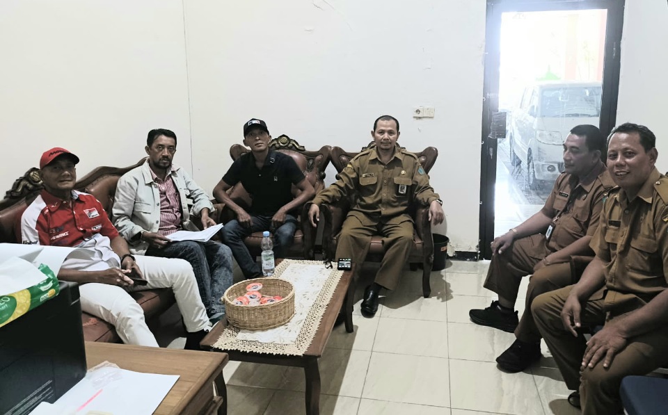 Ketua LSM GERRINDO JATIM, Haji Hertanto, saat mendampingi Musa mengonfirmasi hak kepemilikan tanah di Kantor Kelurahan Gebang.