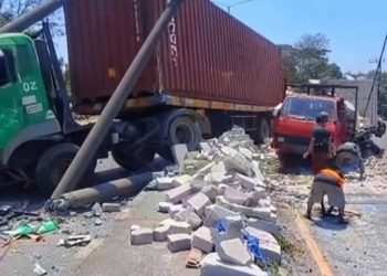 Kondisi kecelakaan truk Colt Diesel bermuatan bata ringan dan truk trailer di Jalan Raya Bypass Krian.