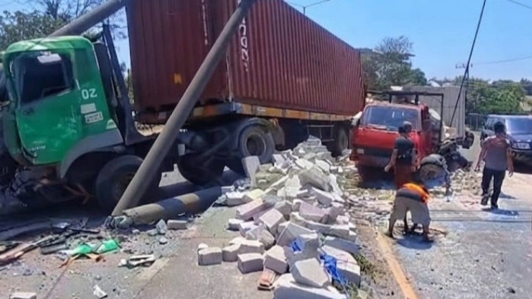 Kondisi kecelakaan truk Colt Diesel bermuatan bata ringan dan truk trailer di Jalan Raya Bypass Krian.