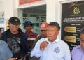 Al Suwari, koordinator warga Damarsi bersama rombongan, saat selesai audiensi dengan Kejari Sidoarjo.