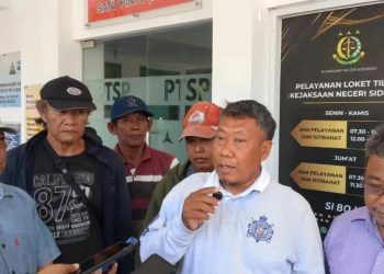 Al Suwari, koordinator warga Damarsi bersama rombongan, saat selesai audiensi dengan Kejari Sidoarjo.