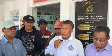 Al Suwari, koordinator warga Damarsi bersama rombongan, saat selesai audiensi dengan Kejari Sidoarjo.