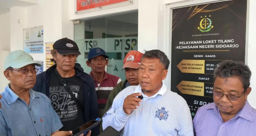 Al Suwari, koordinator warga Damarsi bersama rombongan, saat selesai audiensi dengan Kejari Sidoarjo.