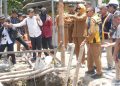 Wabub Sidoarjo, Mimik Idayana, didampingi jajaran Dinas Pekerjaan Umum, Bina Marga dan Sumber Daya Air (PUBMSDA), saat melakukan sidak proyek jembatan Candinegoro.