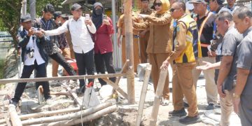 Wabub Sidoarjo, Mimik Idayana, didampingi jajaran Dinas Pekerjaan Umum, Bina Marga dan Sumber Daya Air (PUBMSDA), saat melakukan sidak proyek jembatan Candinegoro.