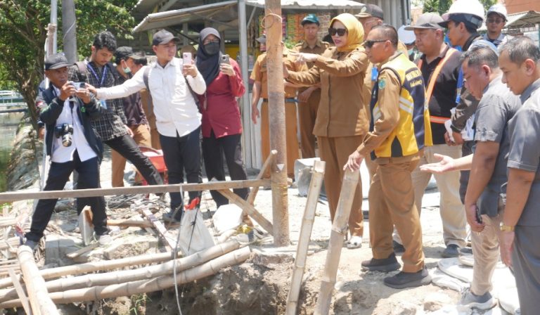 Wabub Sidoarjo, Mimik Idayana, didampingi jajaran Dinas Pekerjaan Umum, Bina Marga dan Sumber Daya Air (PUBMSDA), saat melakukan sidak proyek jembatan Candinegoro.