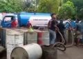 Dokumentasi investigasi LIRANEWS.COM menunjukkan aktivitas pembongkaran BBM dari armada pengangkut ke wadah drum di Pulau Bawean. (Foto: M Rozaq)