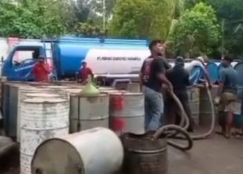 Dokumentasi investigasi LIRANEWS.COM menunjukkan aktivitas pembongkaran BBM dari armada pengangkut ke wadah drum di Pulau Bawean. (Foto: M Rozaq)