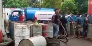 Dokumentasi investigasi LIRANEWS.COM menunjukkan aktivitas pembongkaran BBM dari armada pengangkut ke wadah drum di Pulau Bawean. (Foto: M Rozaq)