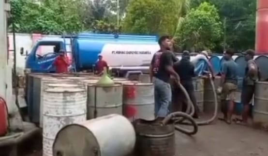 Dokumentasi investigasi LIRANEWS.COM menunjukkan aktivitas pembongkaran BBM dari armada pengangkut ke wadah drum di Pulau Bawean. (Foto: M Rozaq)