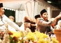 Gus Iqdam, didampingi Bupati Sidoarjo Haji Subandi, saat menyampaikan tausiah pada sedekah bumi di Desa Pabean, Kecamatan Sedati, Sidoarjo.