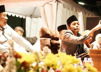 Gus Iqdam, didampingi Bupati Sidoarjo Haji Subandi, saat menyampaikan tausiah pada sedekah bumi di Desa Pabean, Kecamatan Sedati, Sidoarjo.