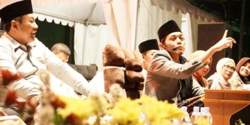 Gus Iqdam, didampingi Bupati Sidoarjo Haji Subandi, saat menyampaikan tausiah pada sedekah bumi di Desa Pabean, Kecamatan Sedati, Sidoarjo.