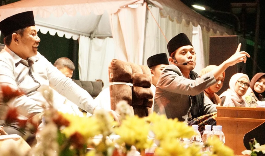Gus Iqdam, didampingi Bupati Sidoarjo Haji Subandi, saat menyampaikan tausiah pada sedekah bumi di Desa Pabean, Kecamatan Sedati, Sidoarjo.