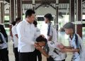 Bupati Sidoarjo, Haji Subandi, saat saat memberangkatkan atlet Pagar Nusa Sidoarjo menuju Kejuaraan Wilayah (Kejurwil) ke-10 Pagar Nusa Jatim di Banyuwangi.