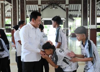 Bupati Sidoarjo, Haji Subandi, saat saat memberangkatkan atlet Pagar Nusa Sidoarjo menuju Kejuaraan Wilayah (Kejurwil) ke-10 Pagar Nusa Jatim di Banyuwangi.