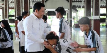 Bupati Sidoarjo, Haji Subandi, saat saat memberangkatkan atlet Pagar Nusa Sidoarjo menuju Kejuaraan Wilayah (Kejurwil) ke-10 Pagar Nusa Jatim di Banyuwangi.