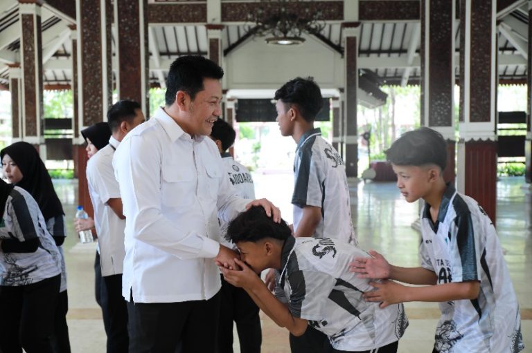 Bupati Sidoarjo, Haji Subandi, saat saat memberangkatkan atlet Pagar Nusa Sidoarjo menuju Kejuaraan Wilayah (Kejurwil) ke-10 Pagar Nusa Jatim di Banyuwangi.